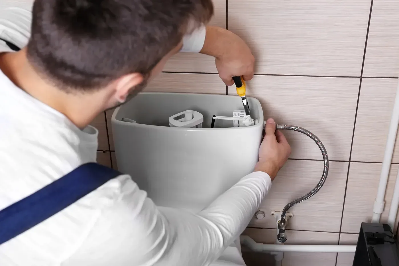 Montage d'un mitigeur de lavabo neuf lors d'un échange de robinetterie dans le 17e arrondissement