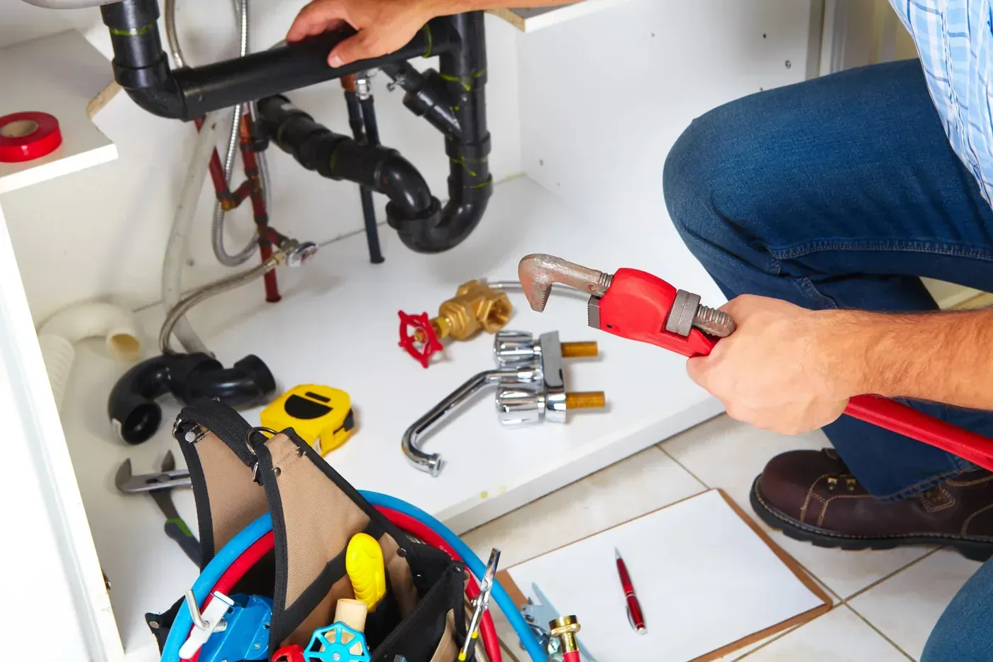 Bâti-support et cuvette suspendue Geberit installés dans un appartement de Paris 17e